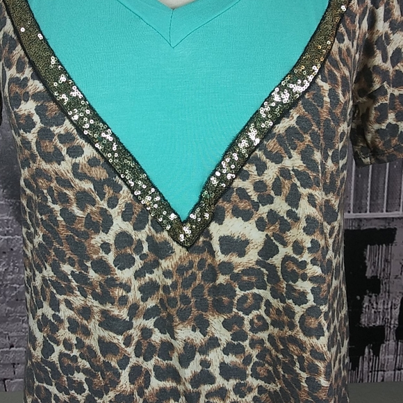 Heimish Sequin and Leopard Print V Neck Top Sz 1X - Picture 2 of 6